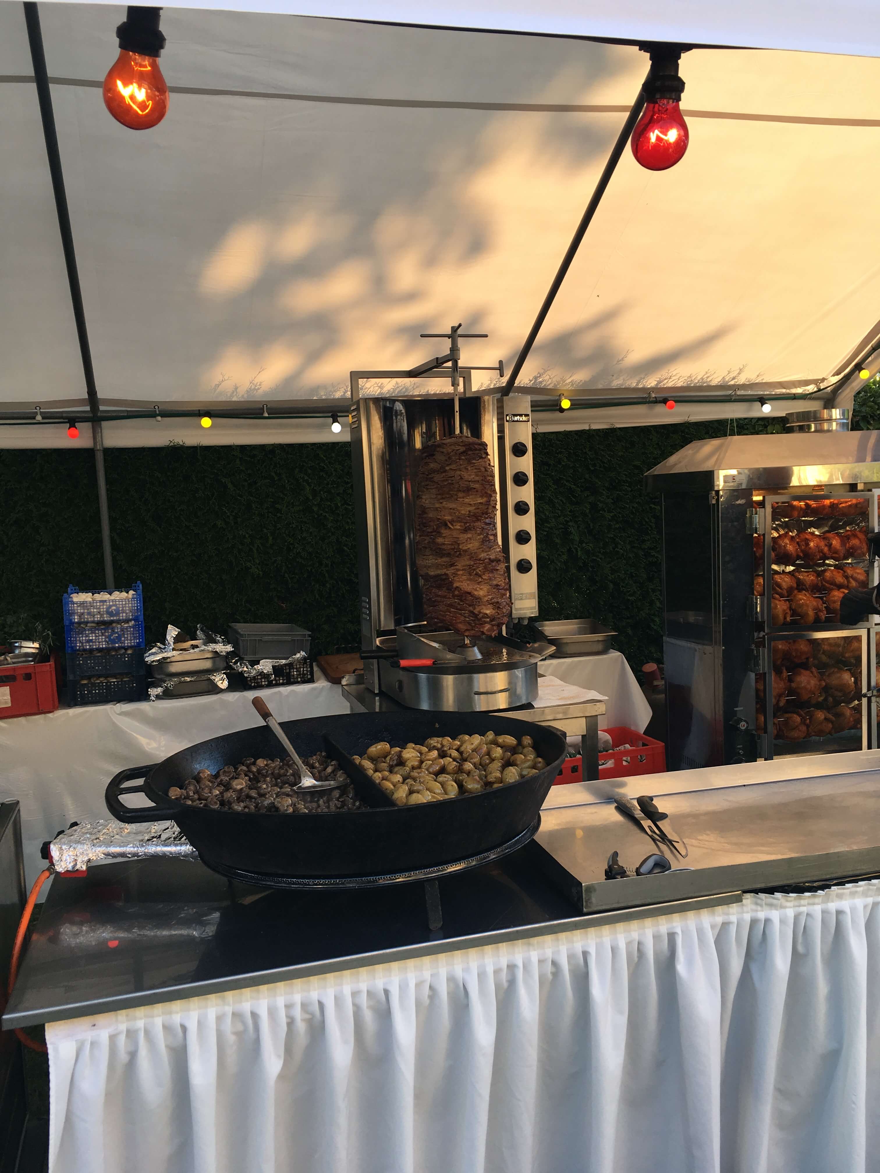 Kleiner Saal mit Tischen und Fenstern